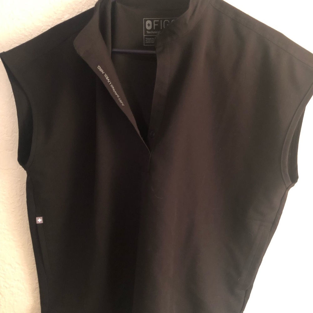 Rafeala Figs scrub top size medium